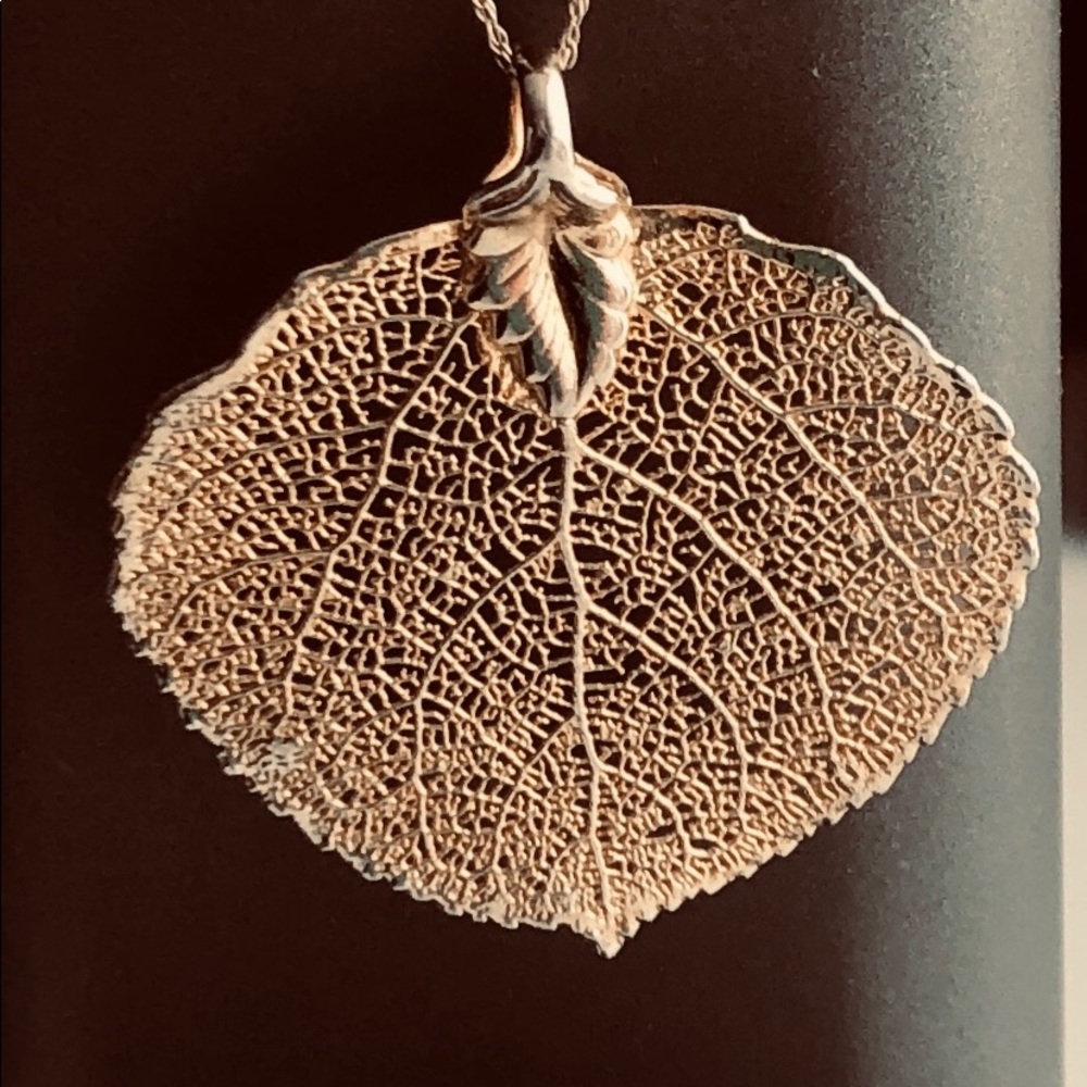Gold tone filigree leaf pendant with 10k chain - Picture 2 of 5